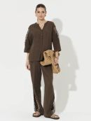 коричневый