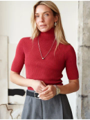 темно-красный